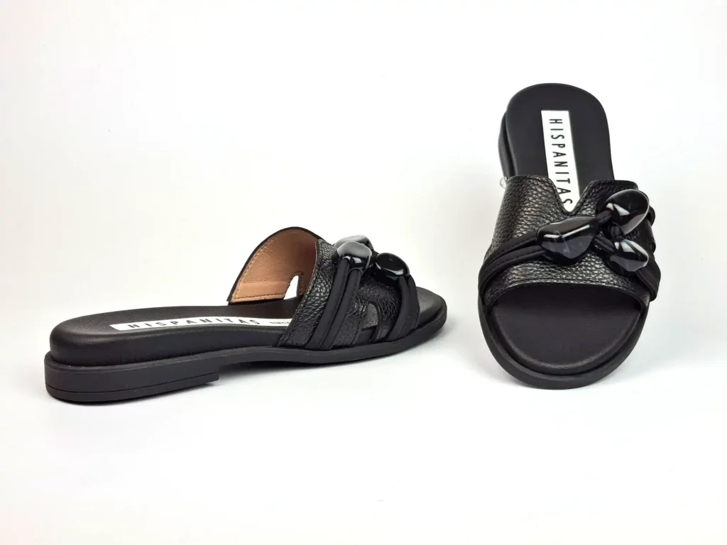 flache Damenpantolette schwarz Firma HISPANITAS separater Absatz, keine durchgehende Sohle Obermaterial und Futter Leder innen liegender Gummizug als Funktion oben drei elegante Schmucksteine angenehme weiche Fußbettung aus Leder