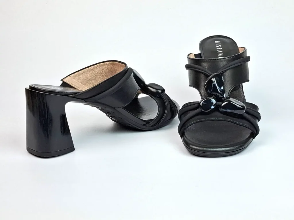 Damenpantolette schwarz 60 mm Absatzsprengung Firma HISPANITAS Obermaterial und Futter Leder innen liegender Gummizug als Funktion durch Hochfrontschnitt gute Passform oben drei elegante Schmucksteineangenehme weiche Fußbettung aus Leder