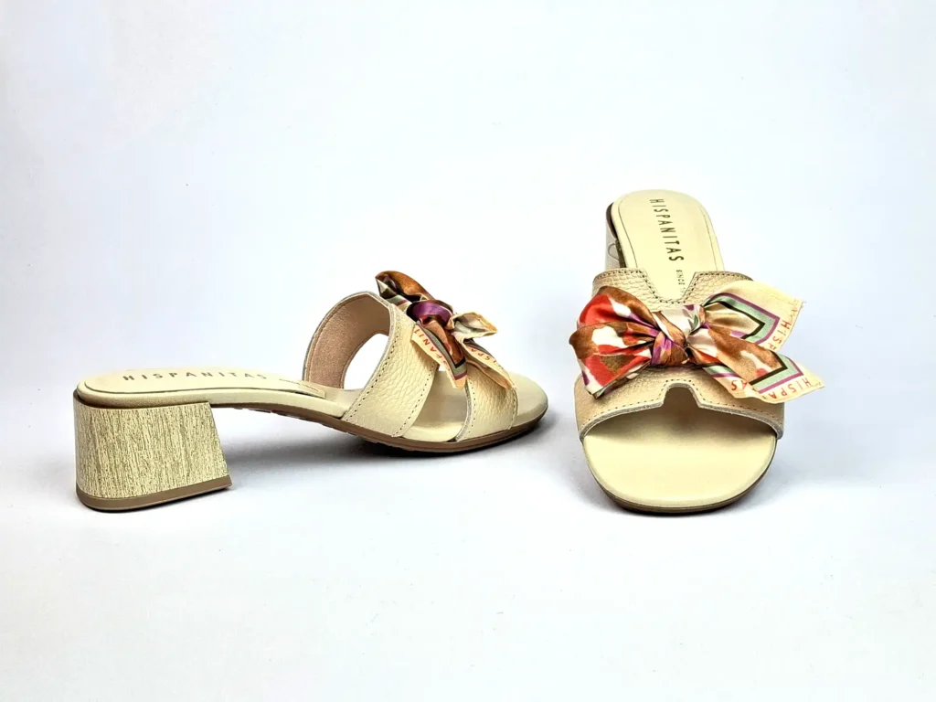 Damenpantolette beige 40 mm Absatzsprengung Firma HISPANITAS Obermaterial und Futter Leder angenehme weiche Fußbettung aus Leder in Pastelltönen gemusterte Schmuckschleife aus Taft