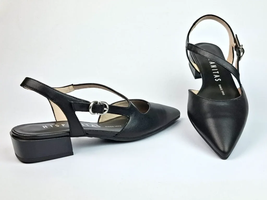 eleganter schwarzer Ballerina als Sling gearbeitet 25 mm Absatzsprengung Firma HISPANITAS Obermaterial und Futter Leder angenehme weiche Fußbettung aus Leder diagonale Riehmchenführung für optimale Passform  Riehmchen passen sich gut über innenliegenden Gummizug und außen verstellbare Schnalle an