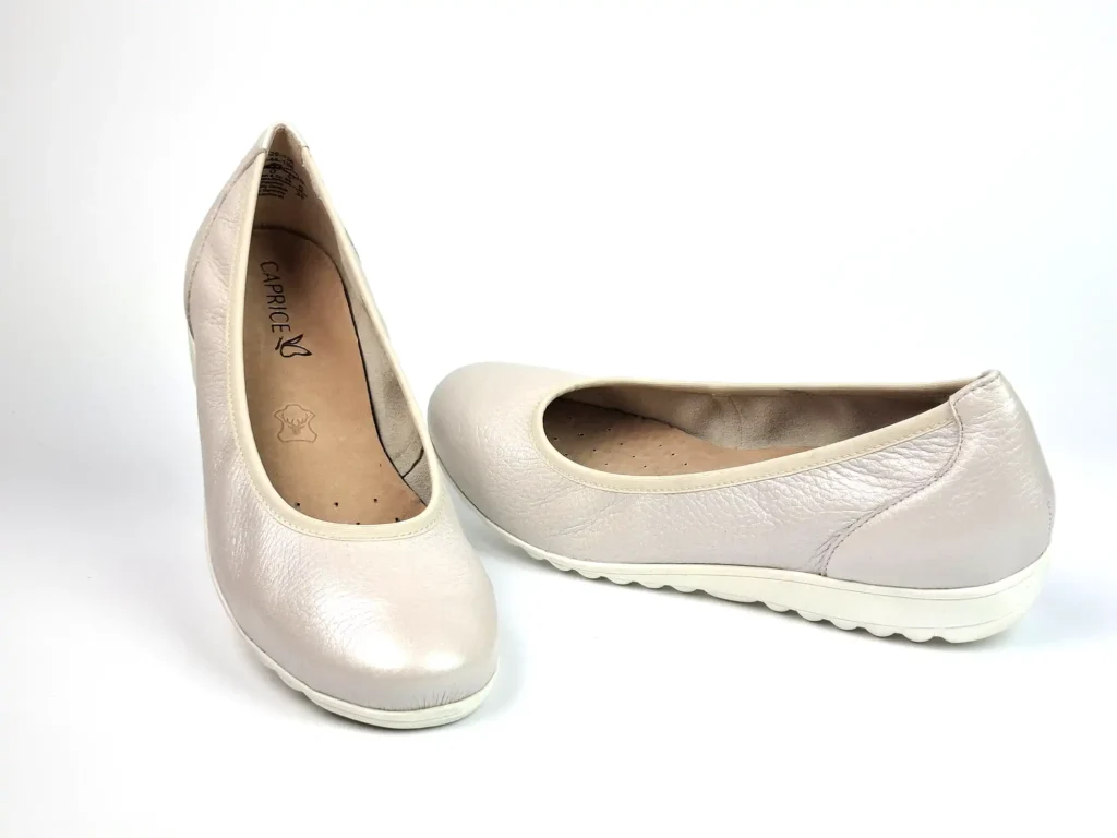 Ballerina beige perlato Firma CAPRICE Obermaterial Hirschleder ungefüttert herausnehmbare Decksohle Leder sportive durchgehende weiche Sohle