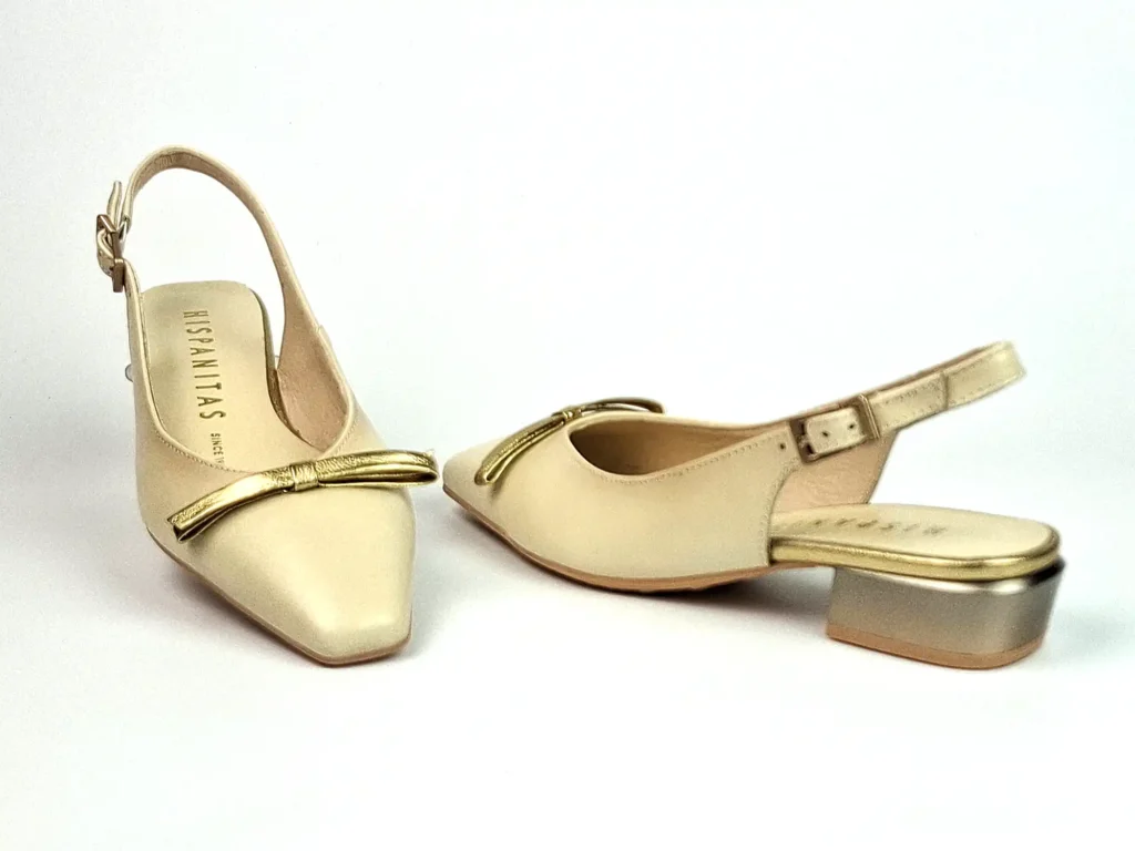 eleganter beiger Ballerina mit goldener kleinen Schleife als Sling gearbeitet 25 mm Absatzsprengung Firma HISPANITAS Obermaterial und Futter Leder angenehme weiche Fußbettung aus Leder Riehmchen verstellbar