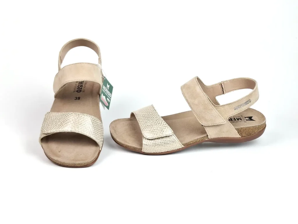 Damen Sandale von Mephisto, Material und Verarbeitung sehr hochwertig, beiges Nubukleder, vorderes Riemchen mit metallic Effekt, weiches Fußbett, Weite mit zwei Klettverschlüssen gut einstellbar