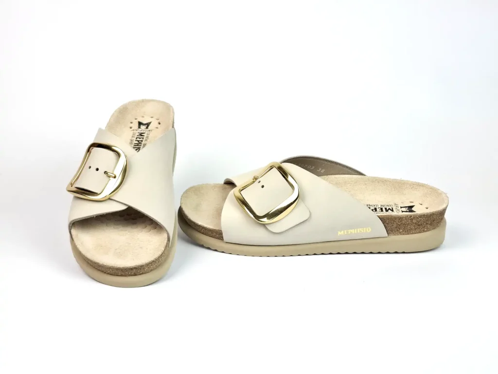 Damen Pantolette von Mephisto, Material und Verarbeitung sehr hochwertig, beiges Nubukleder, stabile weiche Sohle, gut ausgearbeitetes Fußbett, Weite mit Schnalle verstellbar