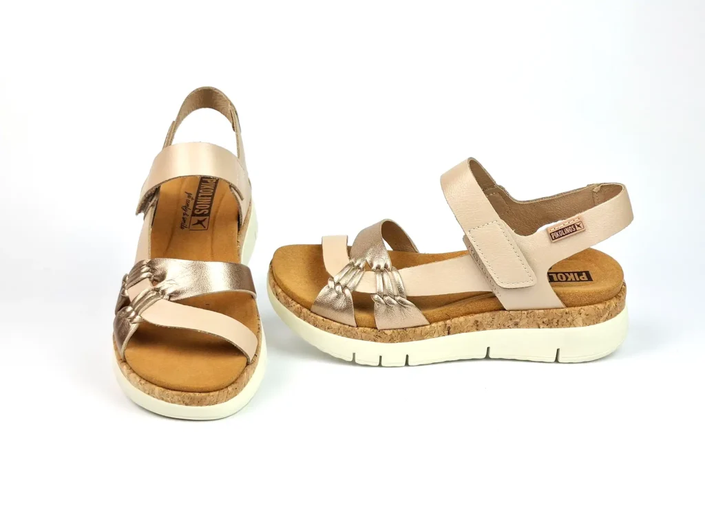 Damen Sandale von Pikolinos, Obermaterial Glattleder, Futter und Fußbett Leder, Farbe beige und metallic, leichtes Fußbett, ein Klettverschluss, durchgängiger leichter Absatz