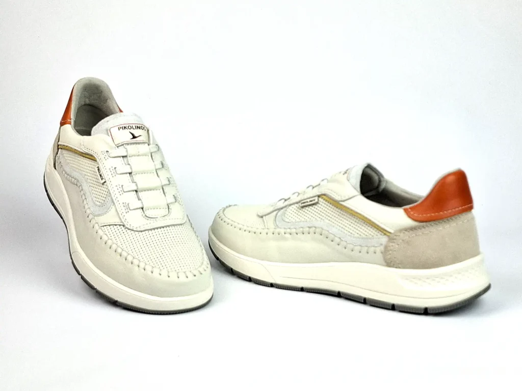 sportlich eleganter Herrensneaker mit Gummisenkel in weiß von PIKOLINOS Obermaterial und Innenfutter Leder Innensohle herausnehmbar Applikationen mit unterschiedlichem Leder Laufsohle grau