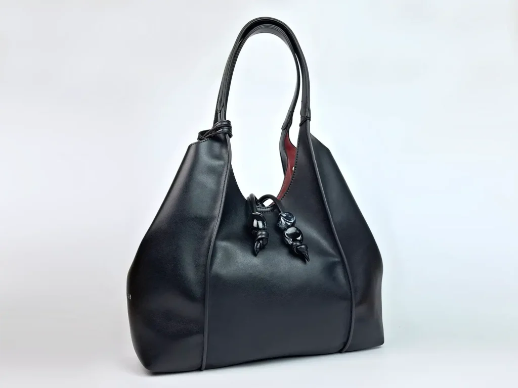 elegante Leder Schultertasche, rosa Innenfutter sehr angenehmes weiches Material innen liegende Clutch mit Reißverschluss mit Lederband und Karabiner an Tasche befestigt 37 x 14 x 30 cm (B x T x H)