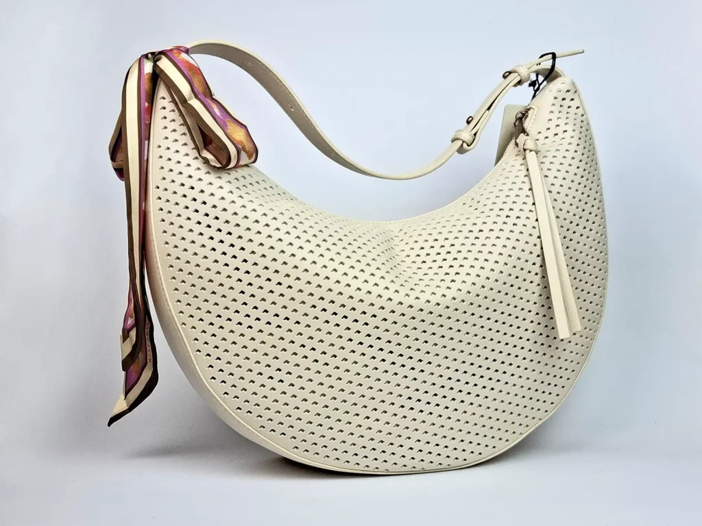 sommerliche Crossbody Henkel verstellbar Dekoratives Lochmuster innen rosa Futter, zwei Innentaschen, eine mit Reißverschluss mit Seidentuch drapiert (dazu passende Pantoletten im Geschäft) 39 x 8 x 34 cm (B x T x H)