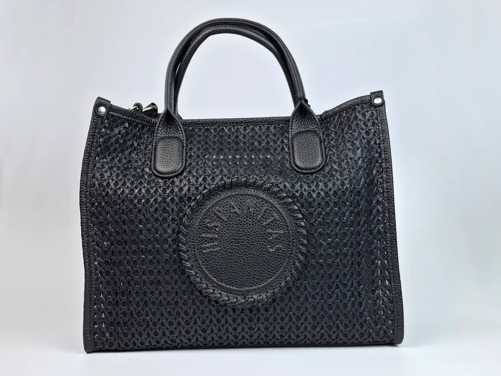 schwarze elegante Sommertasche aus Leder-Mesh innen liegende Clutch mit Reißverschluss mit Lederband und Karabiner an Tasche befestigt 34 x 13 x 29 cm (B x T x H), Hispanitas