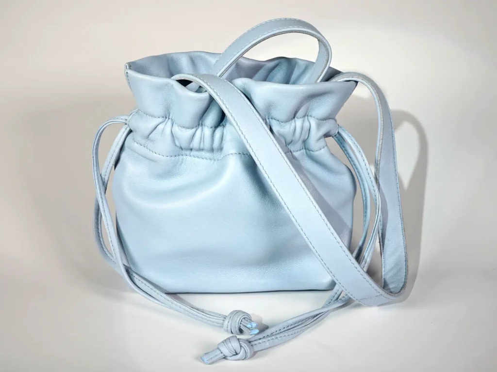 Kleine Beuteltasche aus Leder Zugband, keine Innentasche Hellblaues Innenfutter 18 x 8 x 18 cm (B x T x H)