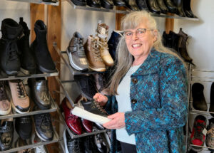 Barbara Pätzold in ihrem Schuhladen in Leipzig